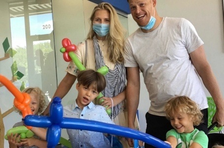 Parents and kids smiling during dentistry for children visit